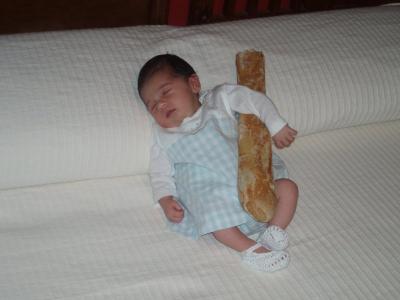 Con la hogaza debajo del brazo.